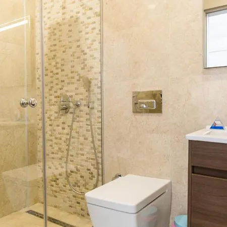 Sleeps 8 With Pool Air Con And Wifi